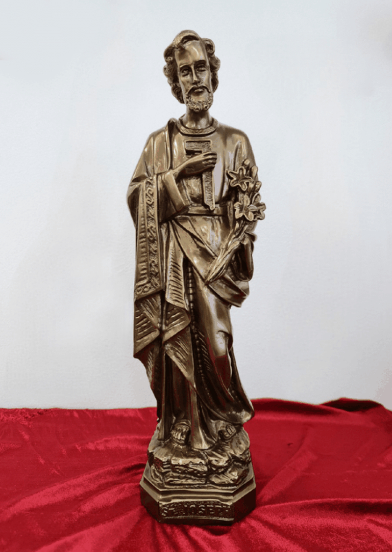 Tượng thánh Giuse được khắc họa với khuôn mặt trầm tĩnh