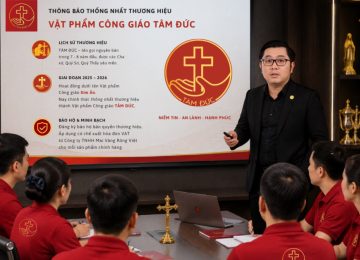  CEO Nguyễn Farin đại diện công bố định vị thương hiệu Tâm Đức trước các nhân sự 
