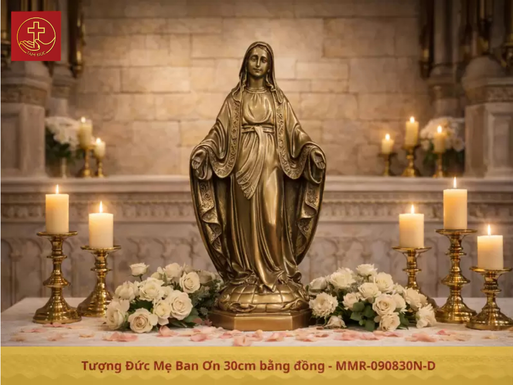 Đặt tượng Mẹ Ban Ơn tại trung tâm bàn thờ giúp tập trung tâm trí khi cầu nguyện