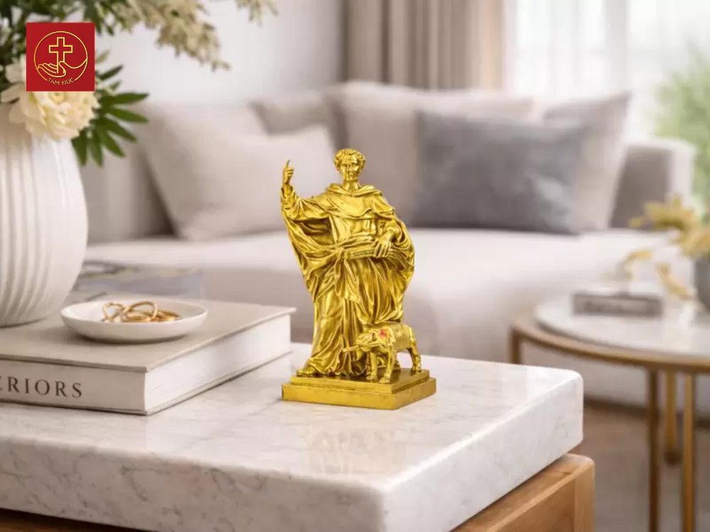 Mẫu tượng Thánh Đa Minh kích thước nhỏ được bài trí sang trọng tại bàn đá trong phòng khách.