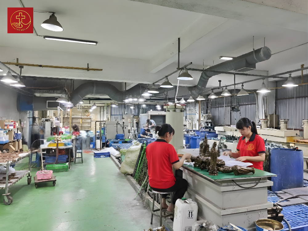 Vật phẩm Công giáo Tâm Đức sử dụng chất liệu đồng cao cấp, giúp tượng có trọng lượng vững chãi và khả năng chống chịu va đập tuyệt vời.
